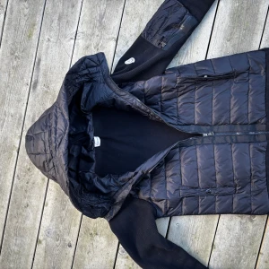 Moncler cardigan - Säljer nu min svarta Moncler cardigan som är perfekt till det kyligare halvåret men funkar såklart också på en sval sommarkväll. Använt jackan i någon månad men köpte en annan så vill nu sälja denna. Hör av dig vid minsta fundering!