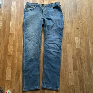 Blå raka jeans från Lee - Jeans från Lee. Använda två ggr. Fin blå färg. 