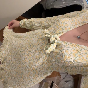 Gulblommig kort klänning  - Supersöt kort klänning💛