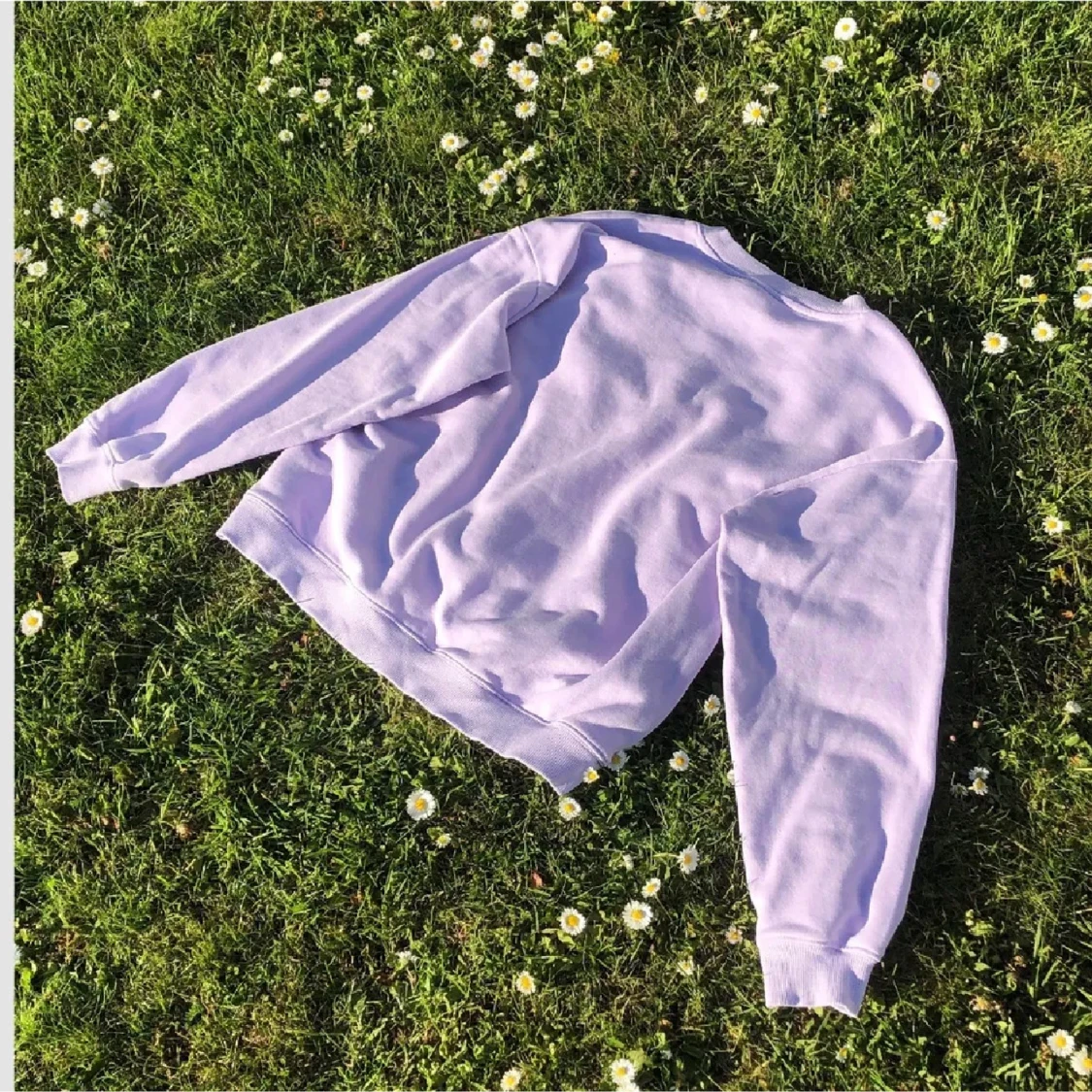 Monki Ljuslila sweatshirt med rund hals - 1