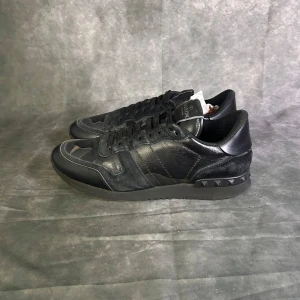 Valentino rockrunners - Mycket fint skick | Size 41  | fraktar spårbart inom 24 timmar |  för att köpa klicka ” köp nu” | vid frågor skriv ett meddelande |