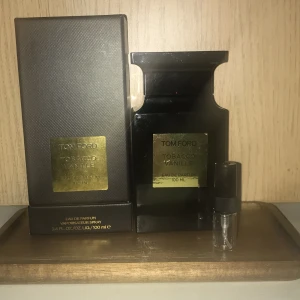 2ml Tom Ford Tobacco Vanille  - Billig sample av 2ml av Tom Ford Tobacco Vanille, perfekt för dig som vill testa nya dofter gratis sample ingår vid köp 