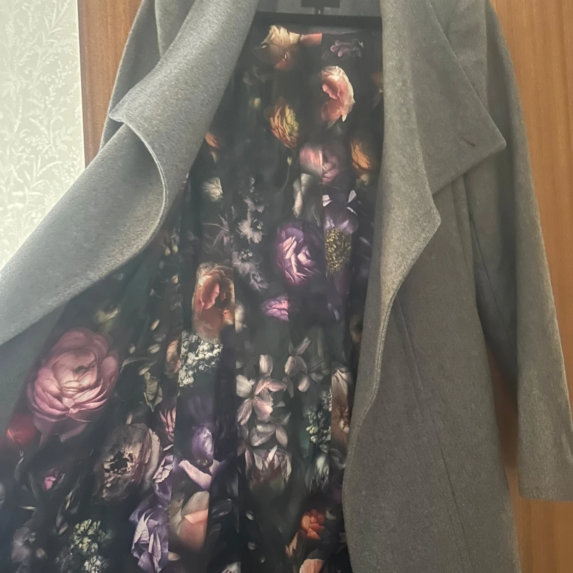 Grå kappa från Ted Baker med blommigt foder - 1