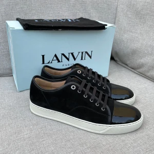 Lanvin skor(nya) - Hej! Säljer nu dessa sjukt snygga lanvin skor. Skorna är i nyskick ! Har begränsat antal boxar och dustbag. Hör av dig vid frågor. 