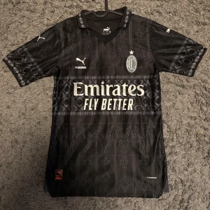 AC Milan x Pleasures Tröja - Använt 1 gång  Som ny  Storlek S (player version)