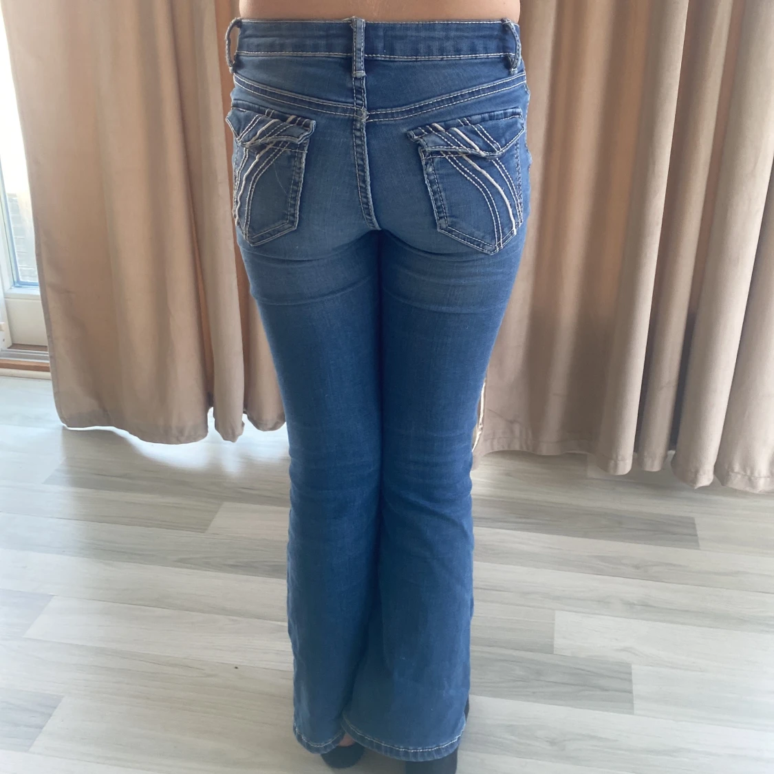 Blå bootcut jeans från Lindex - 1