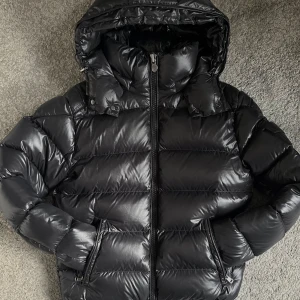Svart Moncler Maya Jacka - Säljer en svart Moncler Maya pufferjacka i storlek 2.
