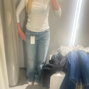 Ljusblå baggy zara jeans  - Säljer ett par super snygga lite baggy zara jeans i storlek 34. Har bara använt fåtal gånger säljer för att jag behöver pengar❤️