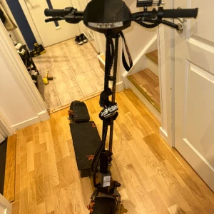 Kukirin G4 - STOCKHOLM                                          Åker runt 80kmh. Har 70km räckvidd. Har ramlat en gång med den. Laddare, lås, larmsystem, mobilhållare, skruvarna, bak skydd, fram skydd, kommer med extra nyckel, nya bromsbelägg är på och LED-lampor kommer med sparken. 