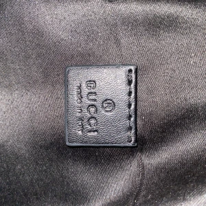 Gucci axelväska med GG-mönster - Snygg axelväska från Gucci med klassiskt GG-mönster i beige och brunt. Väskan har svarta skinn- och textildetaljer, justerbar axelrem och dragkedja. Perfekt för dig som vill ha en stilren och ikonisk accessoar med plats för det viktigaste. Har endast ägt väskan sedan Juli 2025 