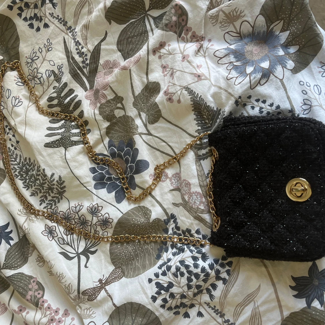 Svart axelväska med kedja och glitter - 2