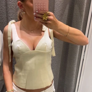 Gina ljusgul topp - Helt ny, aldrig använd, säljer för att den är lite tajt i bysten, NYPRIS 349kr