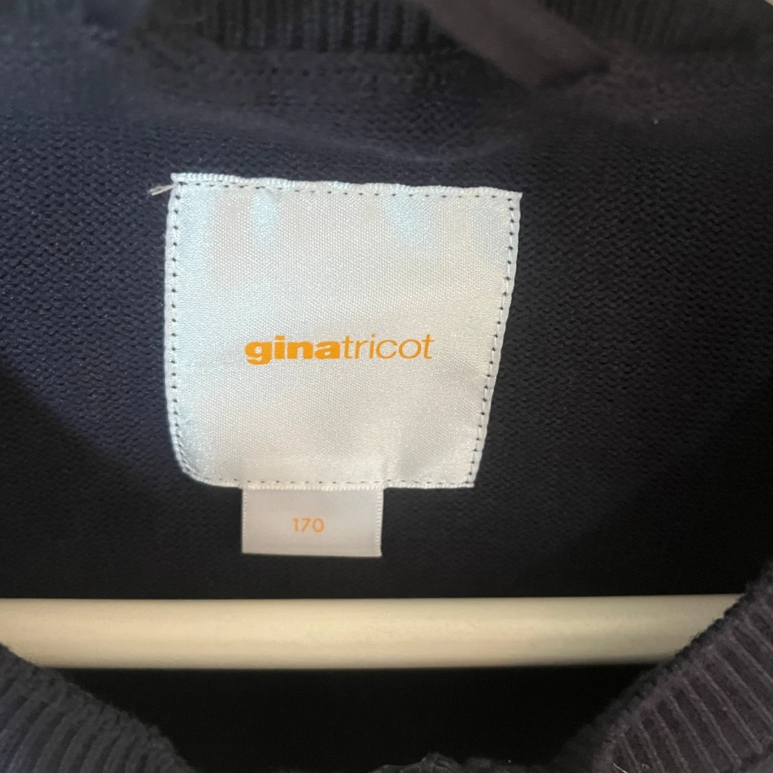 Svart quiltad kofta från Gina Tricot - 2