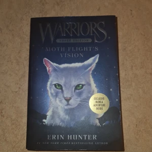 Warriors Super Edition: Moth Flight's Vision - Upptäck en episk berättelse om klankatter i Warriors-världen! Denna Super Edition bjuder på spänning, äventyr och exklusivt mangaäventyr. Perfekt för unga läsare som älskar djur, mystik och starka karaktärer.