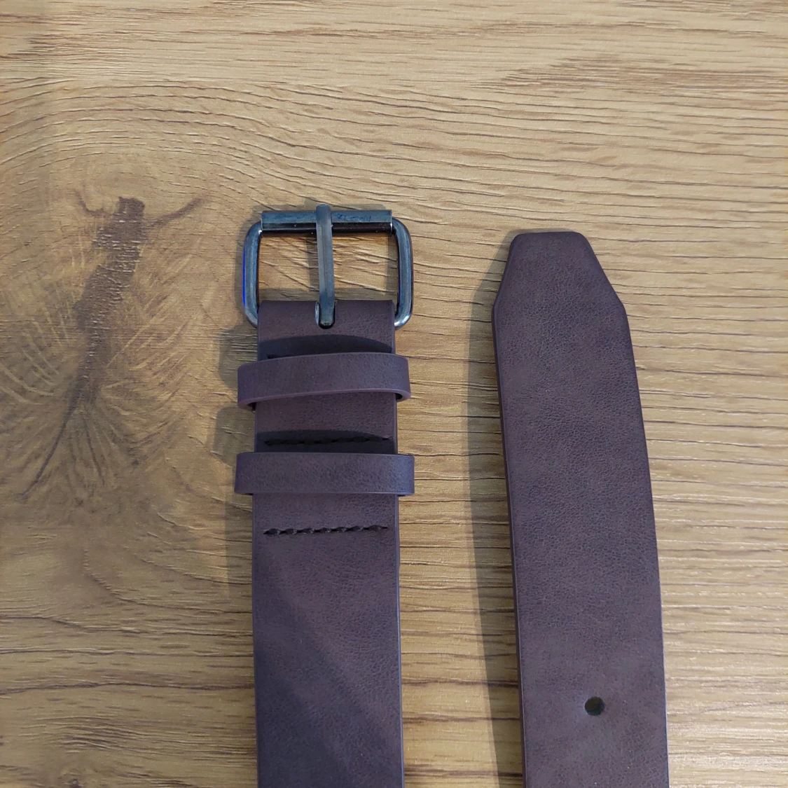 Brunt skärp i skinn med metallspänne - 1