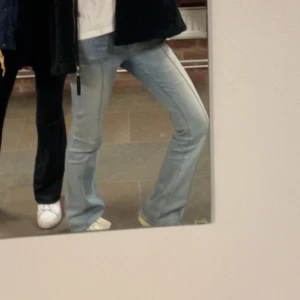 Ljusblå bootcut jeans - Säljer ett par ljusblå jeans med bootcut-modell. Jeansen har en klassisk femficksdesign och är tillverkade i denim. Perfekta för dig som gillar en retro vibe och vill ha ett par snygga jeans med lite utsvängda ben.