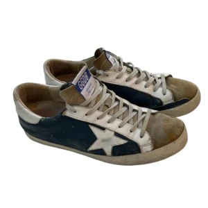 Golden goose skor - Säljer dessa golden goose skor Slitna men inte nått man tänker på vid användning  mestadels på insidan Smuts som går bort vid rengöring har dock inte orkat göra de   Storlek 42 kan passa 43 me Har ni några frågor är det bara att höra av sig