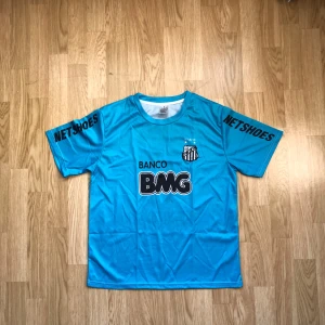 Blå Santos fotbollströja - Snygg blå fotbollströja från Santos FC med Neymar Jr och nummer 11 på ryggen. 