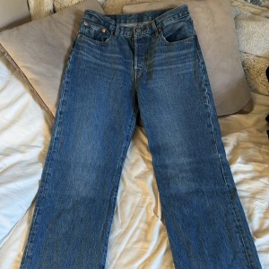 Levi's 501 blå jeans  - Klassiska blå Levi's 501 jeans med rak passform och normal midja. Har använt dom 2 gånger.