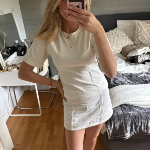 Smockad vit t shirt - Jättefin smockad tröja från Carin Wester. Den passar till allt🩷🩷