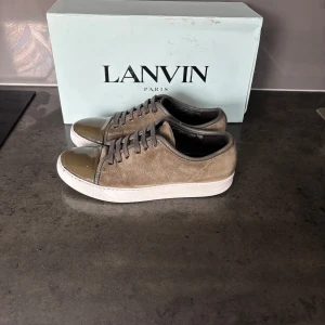 Lanvins cap toe - Ett par lanvins i hel okej skick går absolut att använde och du kommer inte heller ha några skavsår för innersulan är i bra skick fråga vid fundering box ingår ej!😀