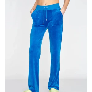 Blå Juicy Couture byxor - Blåa mjukisbyxor från Juicy Couture i färgen skydiver! 💙