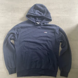 Mörkblå Fila hoodie - Mörkblå Fila hoodie i storlek M