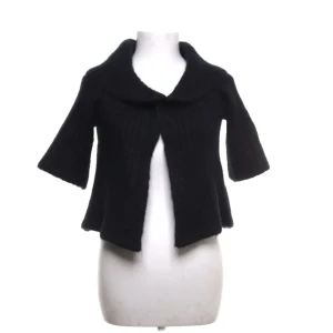 Svart stickad bolero  - Svart stickad bolers från Just Woman med trekvartsärmar.