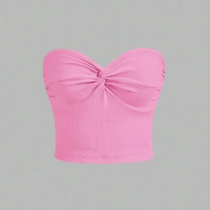 Rosa ribbad tubtopp💗 - Säljer en rosa tubtopp med twistad detalj framtill. Toppen är ribbad och har en croppad passform som sitter tight. Perfekt för dig som vill ha en enkel men snygg topp till sommaren.
