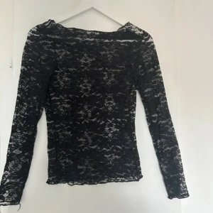 Svart spets topp från ONLY XS - Svart långermad spets topp, aldrig använd