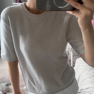 Ljusgrå stickad T-shirt i cashmere från H&M - Jättefin ljusgråa stickad T-shirt i cashmere från H&M. Använd 1 gång och inga tecken på användning så tröja är precis som i nyskick. Jätteskönt och mjuk. Så snygg inför hösten! 