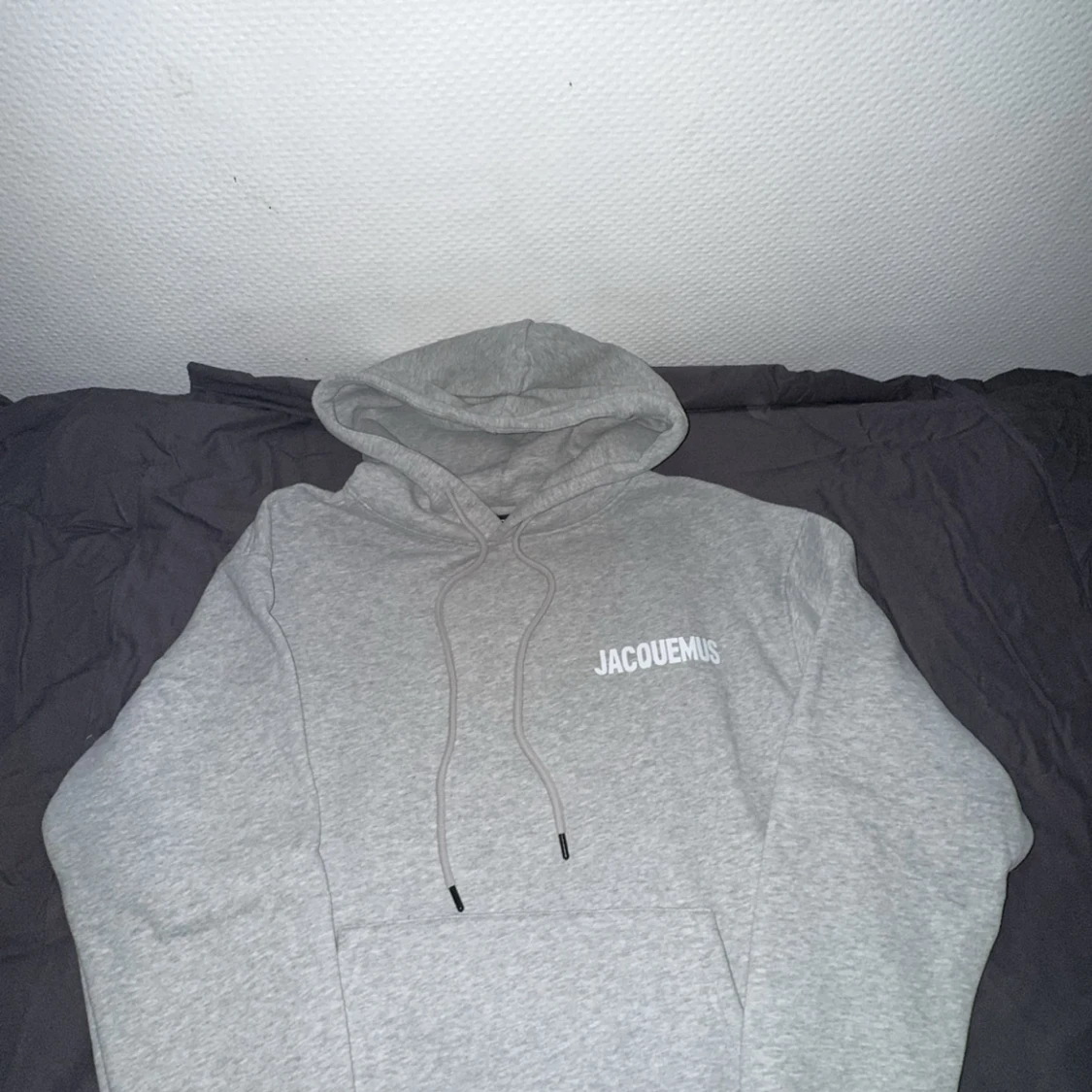 Grå hoodie från Jacquemus