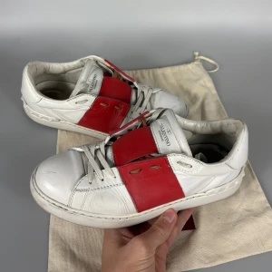 Valentino Skor - Väldigt fina valentino open skor i en snygg röd färg! Storlek 39. Dustbag medföljer. Hör av er vid frågor!