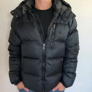 Ralph Lauren puffer jacket  - Ralph Lauren | Mycket bra skick | Size - M | Pris 2999kr öppen för prisförslag | Hör av dig vid minsta fråga eller fundering📩