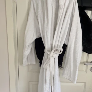 Vit badrock från bubbelroom - Säljer nu min vita morgon/badrock från Bubbelroom i handuksmaterial i fint skick. Jan förekomma någon enstaka ”gul, missfärgad” fläck men inget tydligt alls isåfall, se sista bild. 