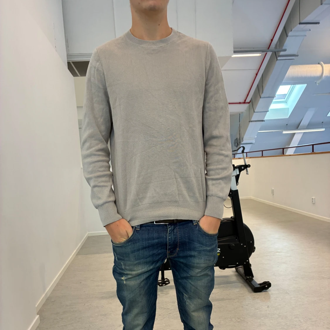 Ljusgrå stickad tröja