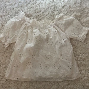 Off shoulder topp - Jätte fin tröja som är off shoulder ❤️ med lite brodyr på, så söt från hm!💗💗💗