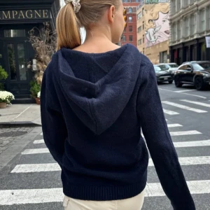 Mörkblå stickad hoodie med dragkedja - Mörkblå stickad zip hoodie, helt ny!