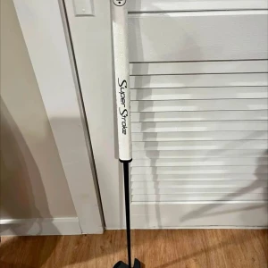 LAB Golf DF3 Putter - LAB Golf DF3 putter med Super Stroke grepp och ACCRA skaft. Puttern är i mycket gott skick, med minimal användning och inga synliga defekter. Modern design och högkvalitativa material för optimal prestanda på greenen. Perfekt för golfare som söker precision och stabilitet.