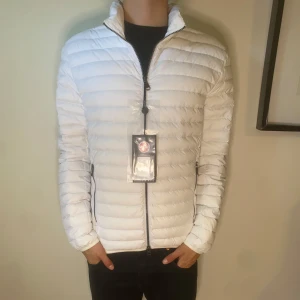 Colmar jacka - Helt ny colmar jacka i storlek Eu 48 (S). Nypris: 3200kr mitt pris:1600kr! Hör av er vid frågor och funderingar!