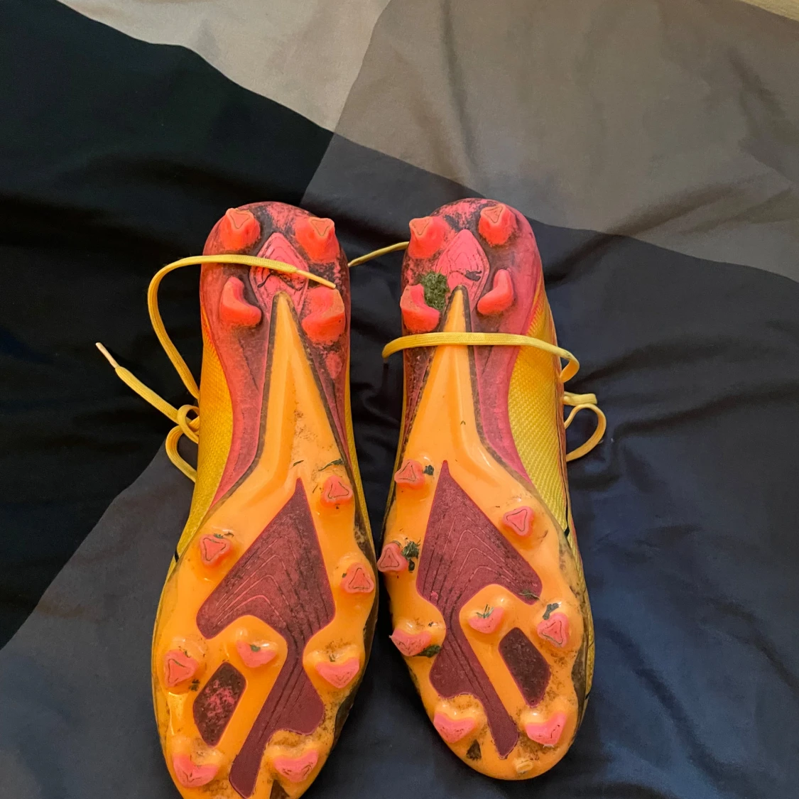 Gula och rosa Puma fotbollsskor - 3