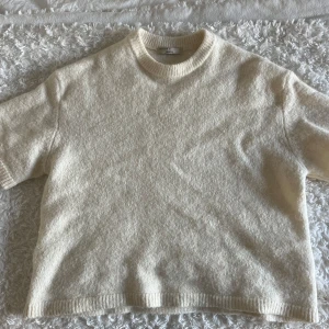 Stickad tröja  - Säljer denna så fina stickad t shirten/trekvartsärmade tröjan från Gina, väldigt populär 10/10