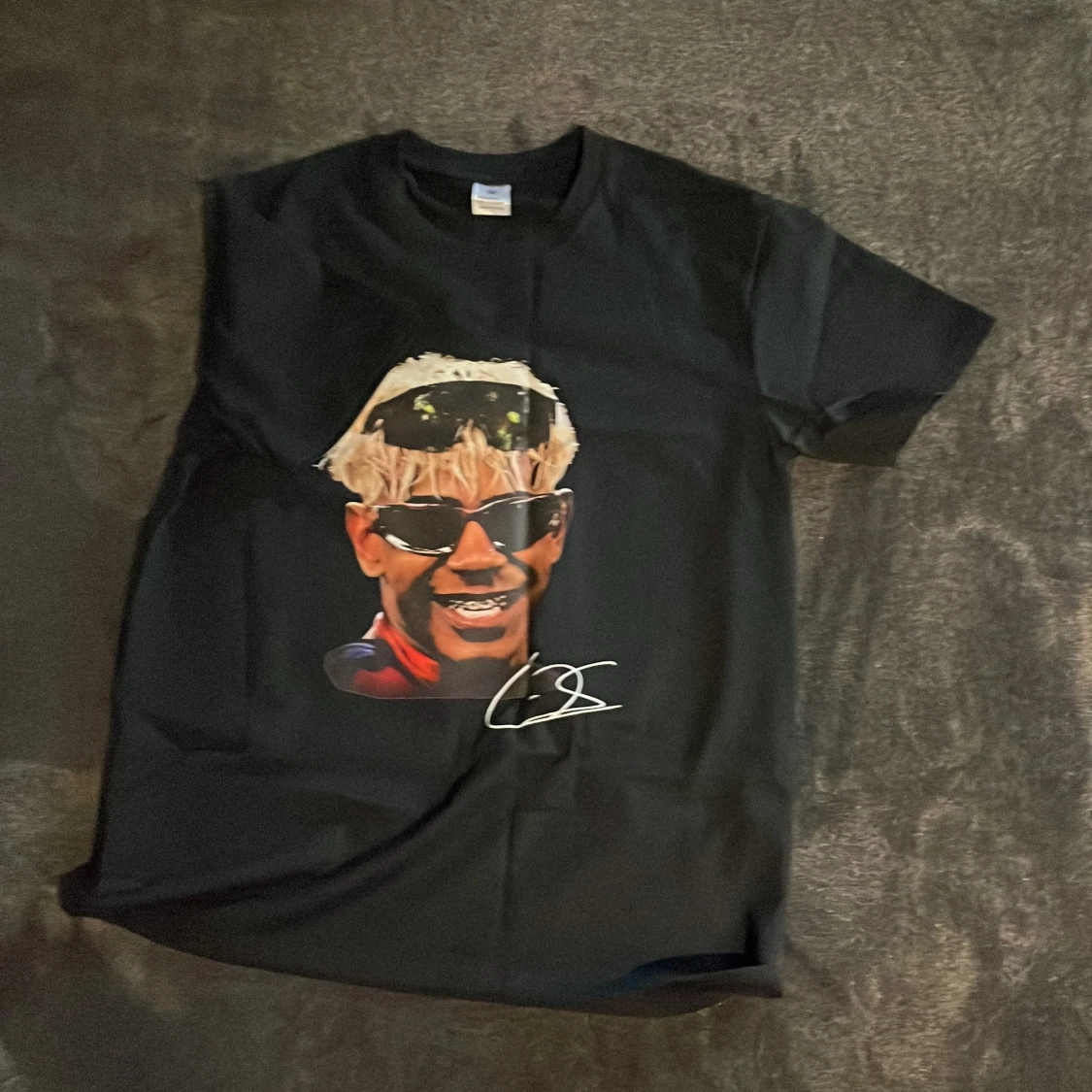 Svart t-shirt med tryck och signatur - 1