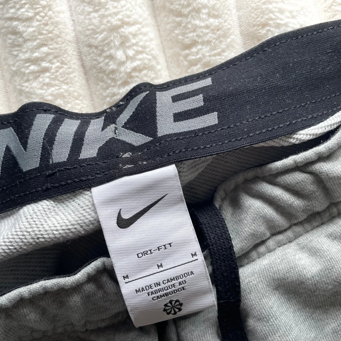 Grå mjukisbyxor från Nike - 1