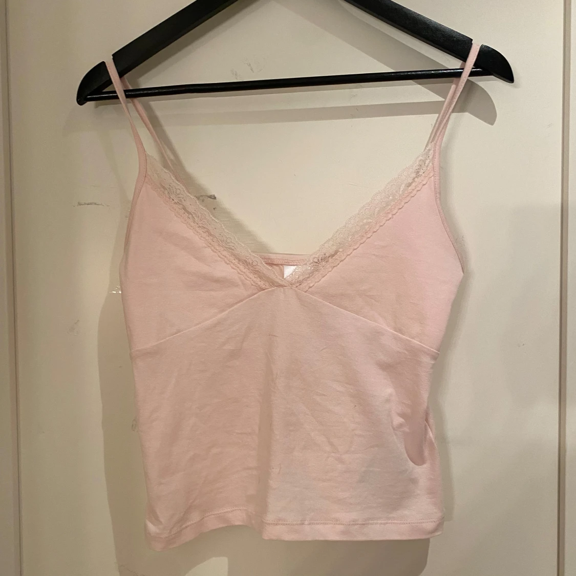 Ljusrosa linnetopp med spets Gina Tricot