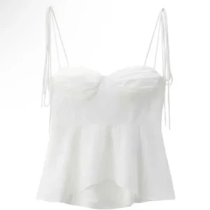 Vit linnetopp med tunna axelband - Trendigt vitt linne från Zara med tunna band och rosetter💕💕#stockholmstil #vit #zara #h&m #söderstil #trendig #jeans #toppar #tröjor #höst #kofta #utomlands #volang #vår #sommar #korsett #korsetttopp 