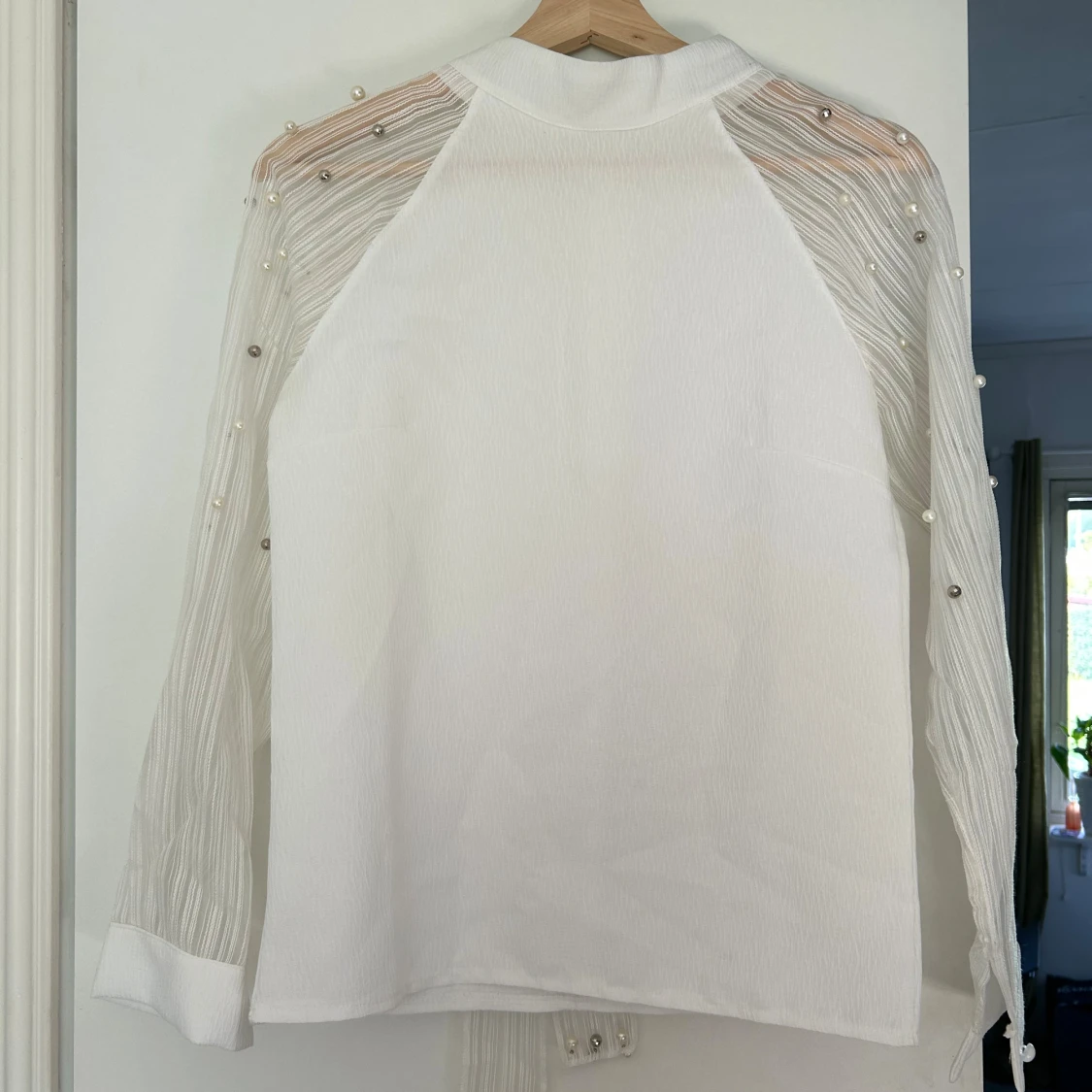 Vit blus med pärldetaljer - 1