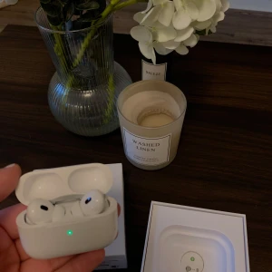 AirPods Pro - Nästintill oanvända AirPods Pro från Apple, med aktiv brusreducering.  Originalförpackning medföljer tillsammans med tillbehör. Nypris ca 3000kr. Pris går att diskutera 