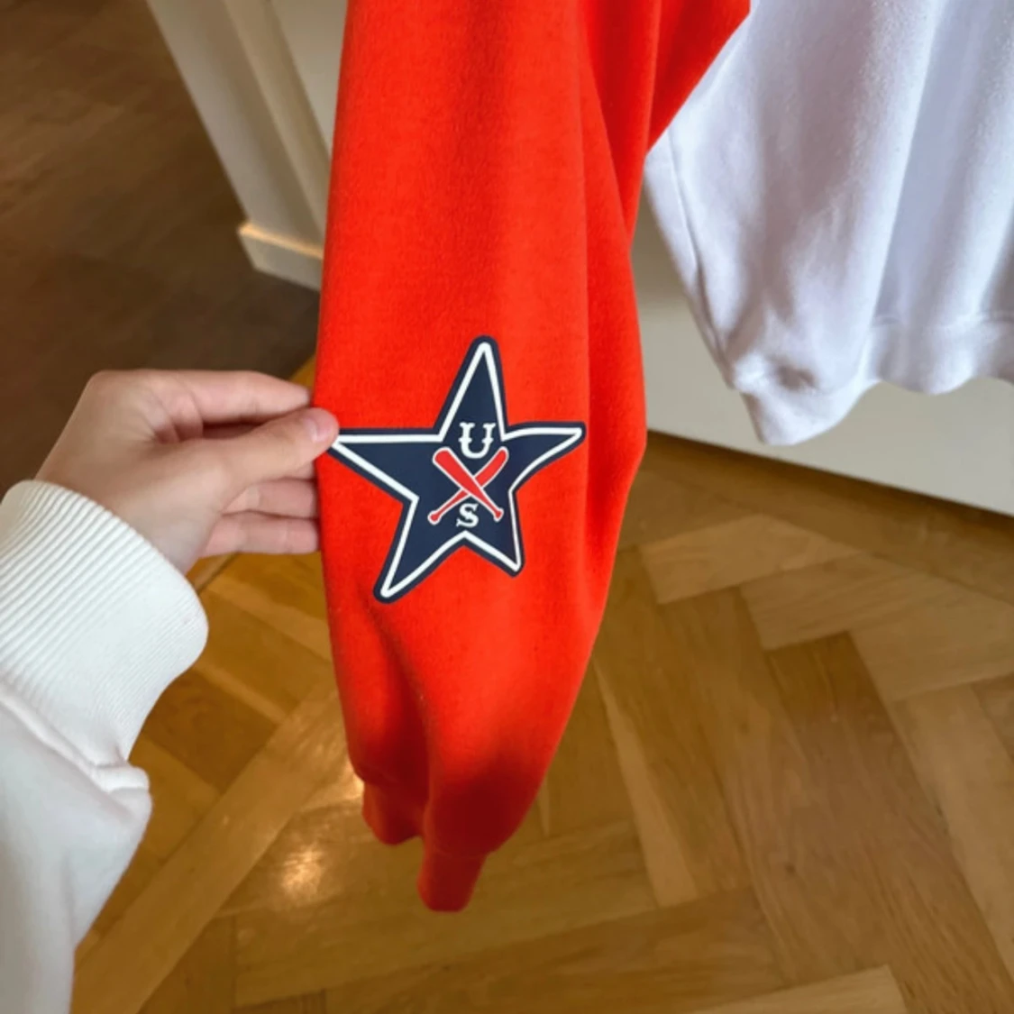 Vit och orange hoodie från H&M - 3