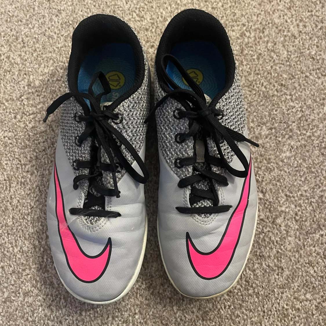 Nike grå fotbollsskor